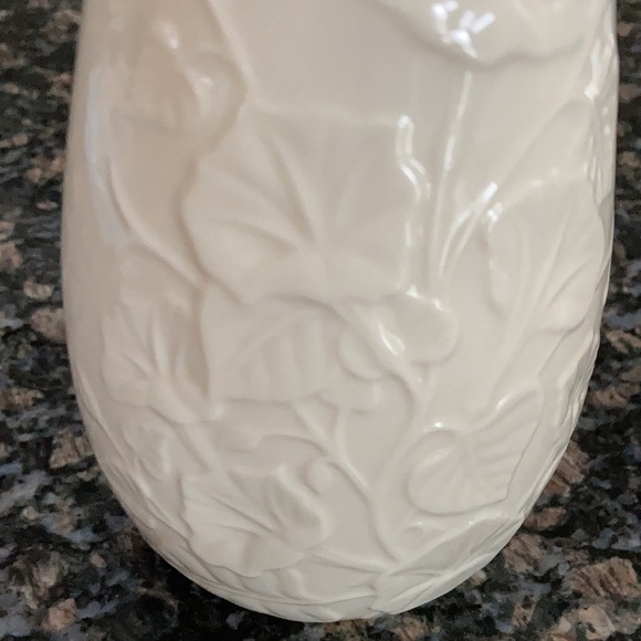 Lenox Accents Lenox Ivory Vase With Embossed Flowers Gold Trim